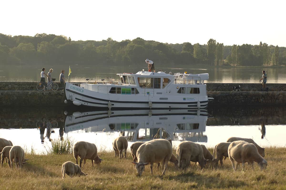 „Pêche“ zum Frühstück - eine Hausbootfahrt ab Dompierre