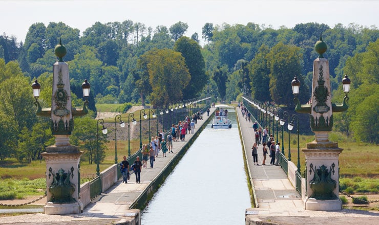 Canal-de-briare-promenade-en-bateau-locaboat