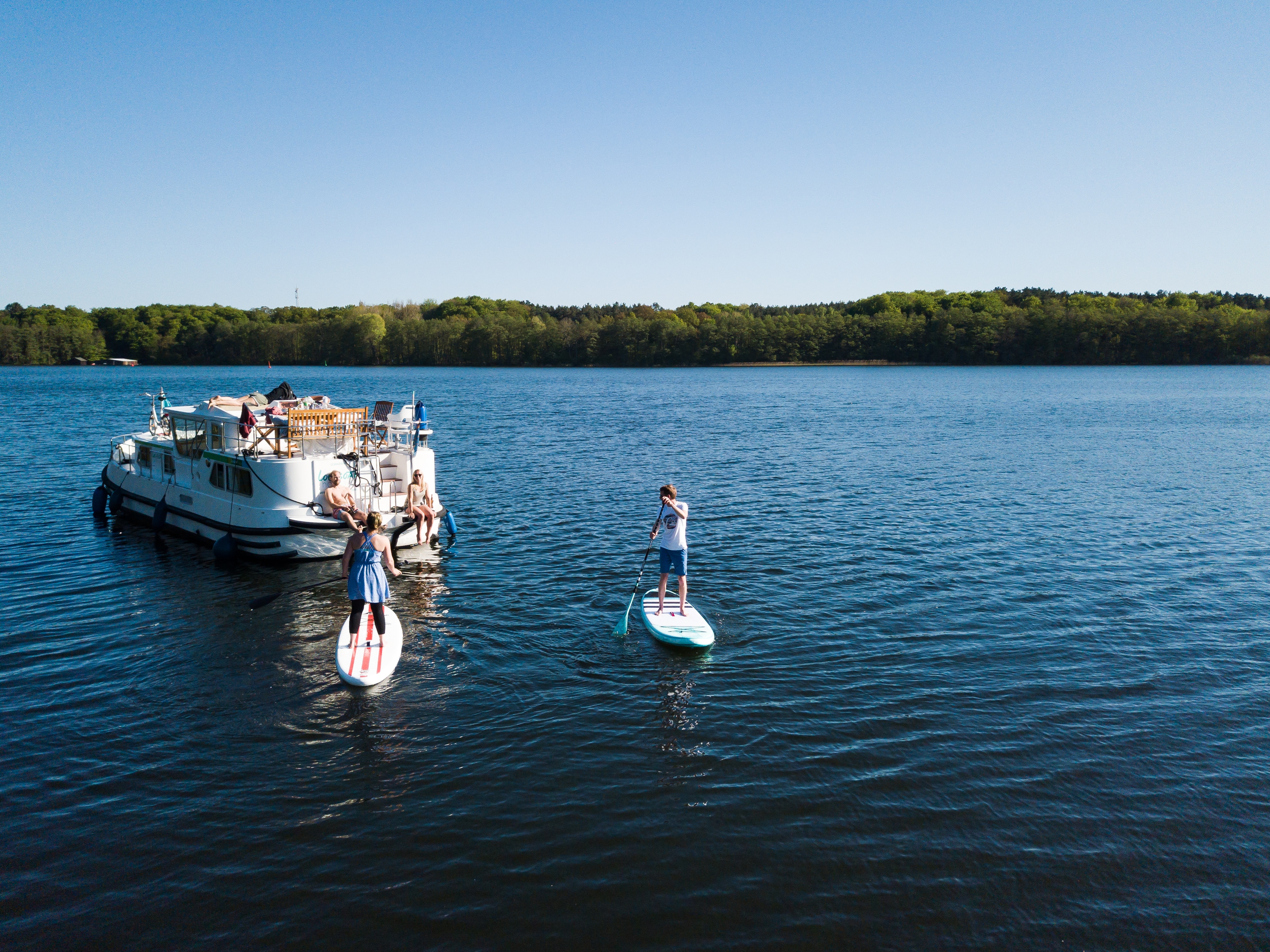 Mecklenburg-hausboot-mieten-8-personen-paddle.jpg