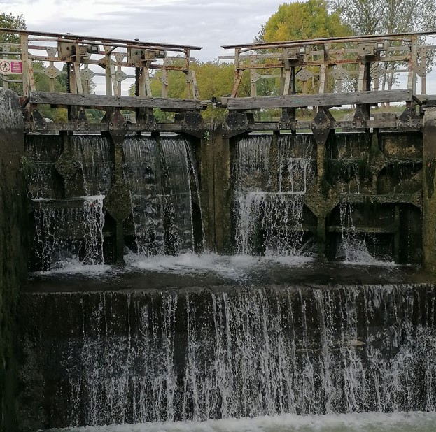 Découvrez les écluses de Fonseranes en bateau sur le canal du Midi