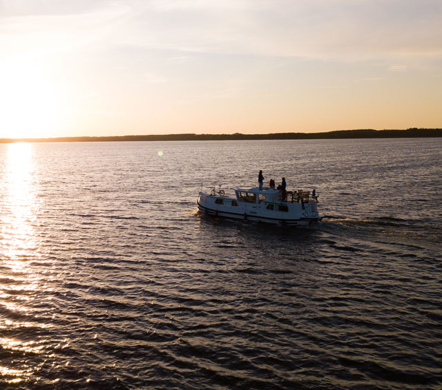 Mit einem Locaboat Hausboot auf der Elbe