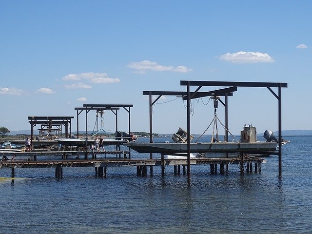 Austernzucht und Weinbau am Étang de Thau: Mit Hausboot die Camargue erleben