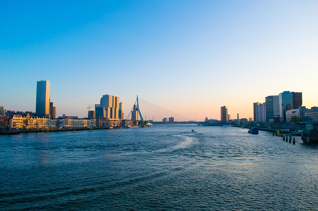 Stadt der zwei Gesichter: Ab Alphen mit Hausboot Rotterdam erkunden