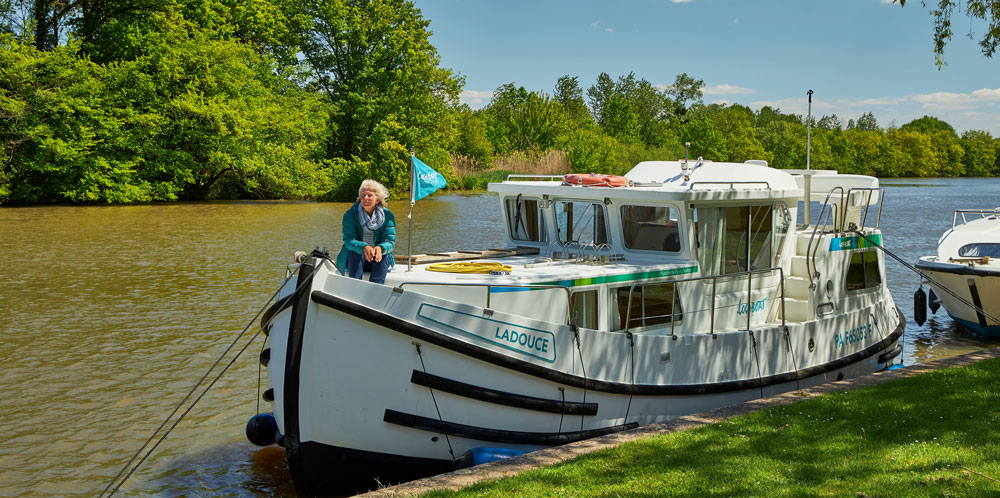 Do I need a license to drive a canal boat?