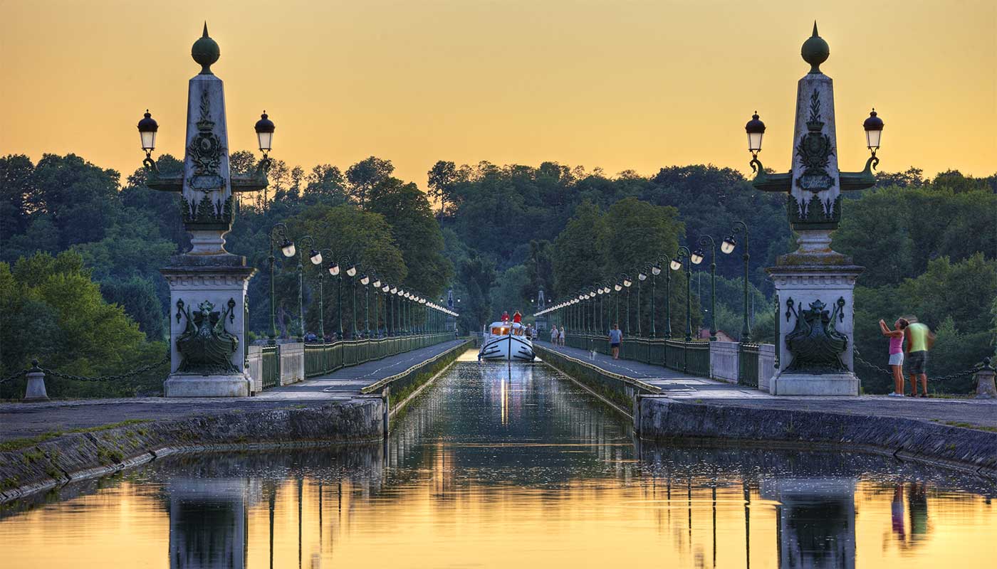 Hausboot auf der Kanalbrücke von Briare