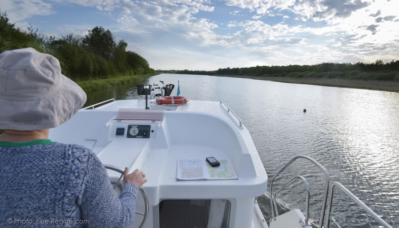 Führerscheinfreies Hausboot bei der Fahrt durch das Elsass