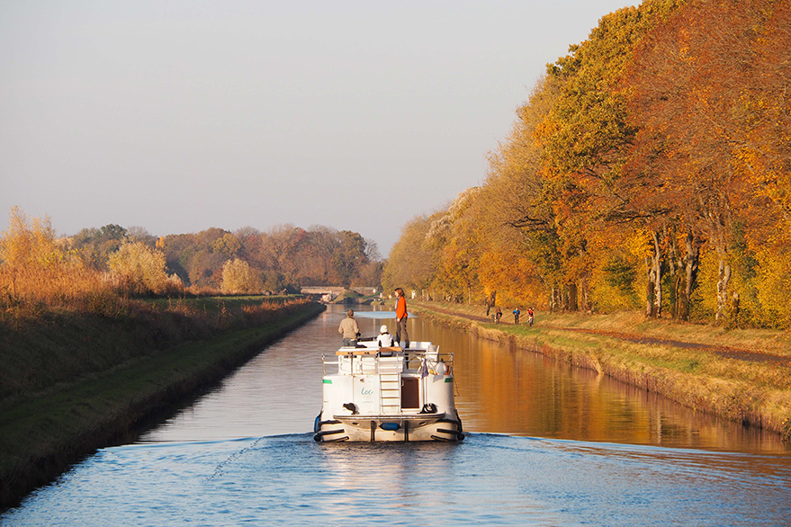 Bateau en Bourgogne avec soleil rasant