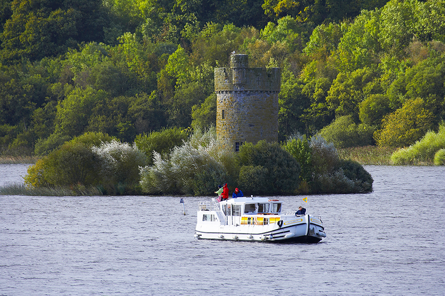 Bateau qui navigue devant une ruine