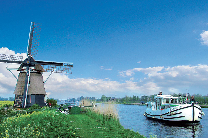 Bateau fluvial et moulin