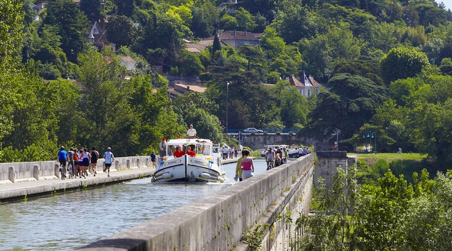 Set your course to the South-West and the canal de Garonne