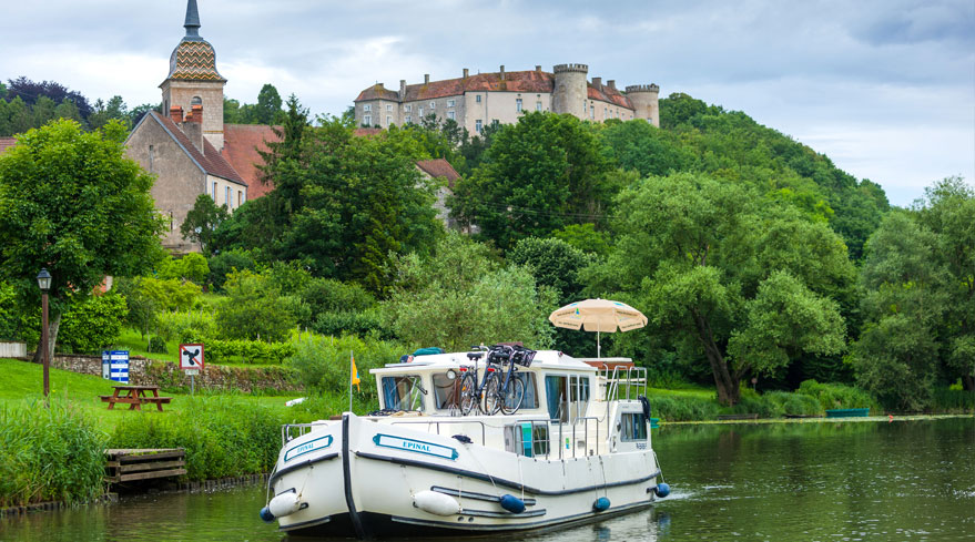 Weinproben an den Flussufern des Burgunds