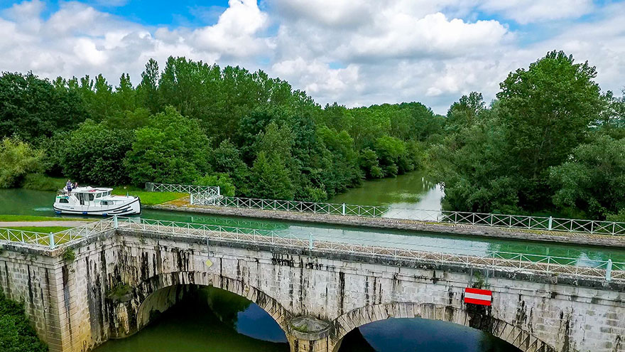 Pénichette sur un pont canal