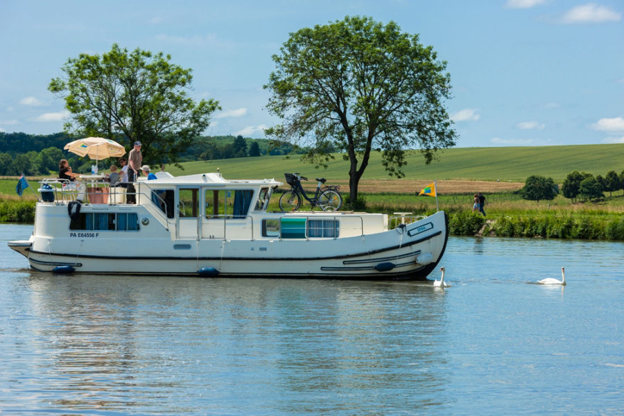 Ancienne photo de pénichette sur le canal de Bourgogne