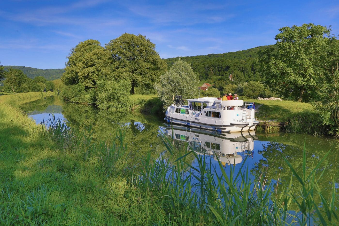 Pénichette moored deep in the countryside in Brittany