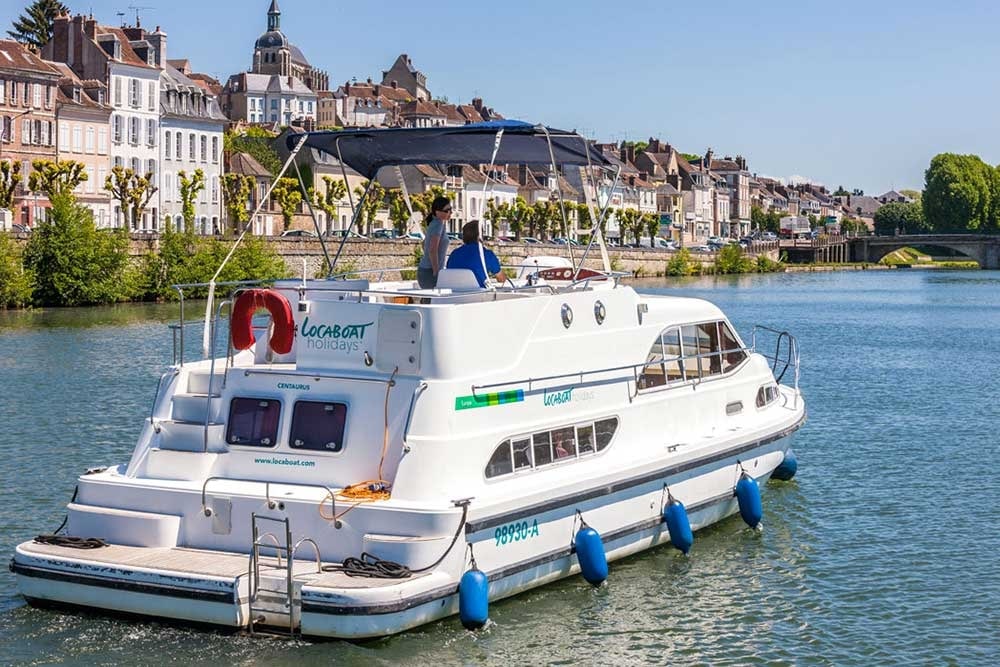 A Europa 400 boat near Joigny